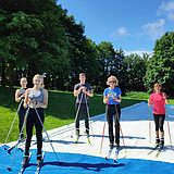 Menschen beim Skifahren im Sommer