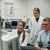 Menschen im Labor untersuchen ein Gerät