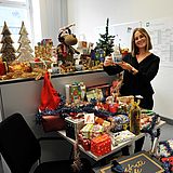 Eine Person steht neben Weihnachtsgeschenken