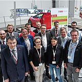 Personen stehen nebeneinander in einem Simulationsraum