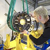 Person arbeitet an der Montage einer Maschine