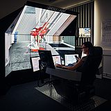 Person steuert im Drill Simulator eine Bohrmaschine 