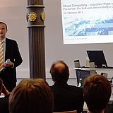 Person hält einen Vortrag über Cloud Computing
