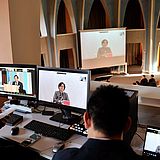 Zwei Personen organisieren während der China-Woche an der TU Clausthal eine Online-Konferenz