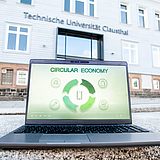 Video auf einem Laptop vor dem Gebäude der TU Clausthal