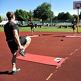 Personen trainieren auf einem Basketballplatz