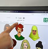 Eine Person zeigt auf einen Monitor