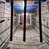 Leitungen und Rohre in einem Tunnel