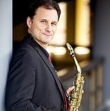 Eine Person hält ein Saxophon