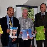 Menschen halten etwas in den Händenund stehen nebeneinander