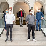 Personen stehen auf der Treppe