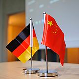 Flagge von Deutschland neben der Flagge von China