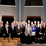 Menschen nebeneinander auf der Bühne