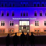 Das Hauptgebäude der TU Clausthal beleuchtet in den Farben der ukrainischen Flagge