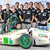 Racing Team der TU Clausthal mit ihrem Auto